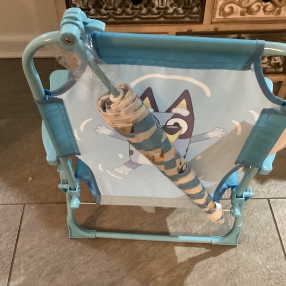 New Bluey Children’s Beach Chair and Umbrella - Picture 4 of 5